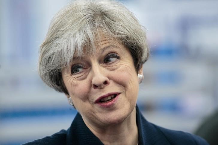 Les tories de may toujours largement devant le labour, selon des sondages
