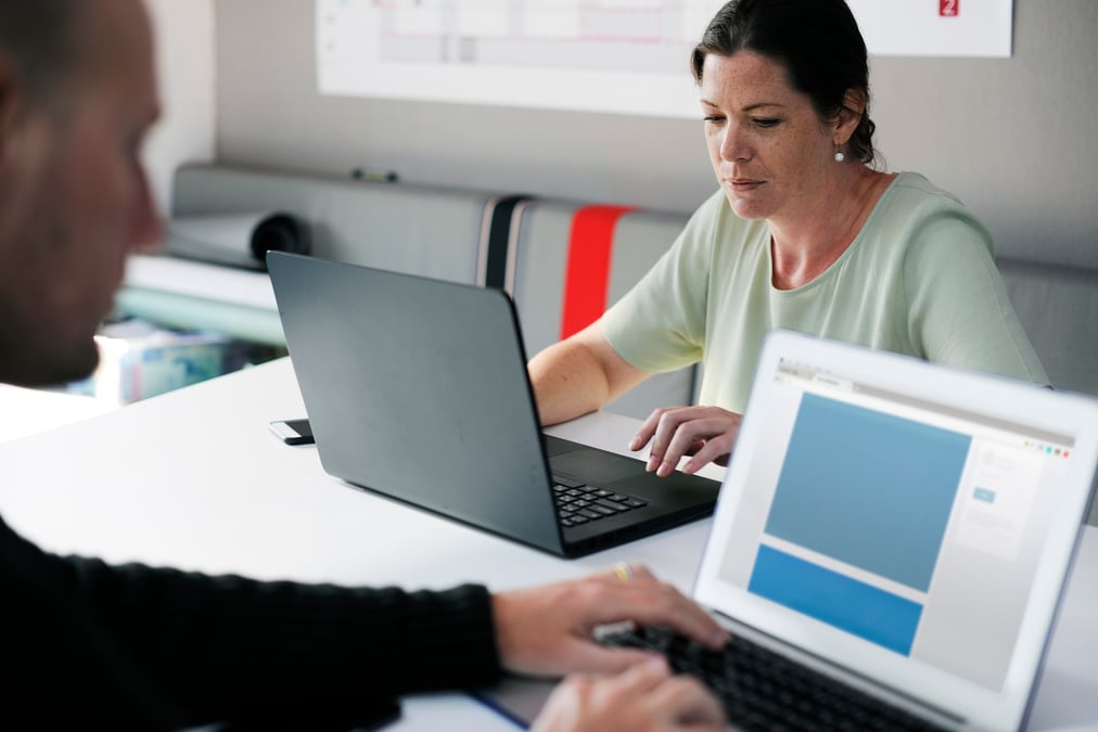 Entreprise, employé, travail, ordinateur, réseaux sociaux