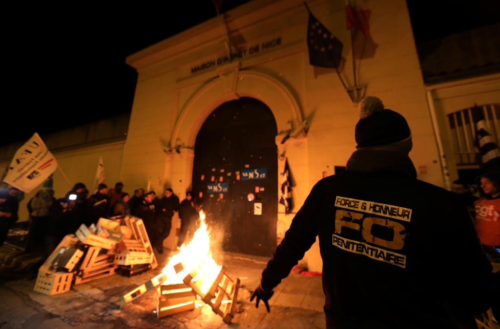 Des gardiens en colere bloquent les prisons francaises