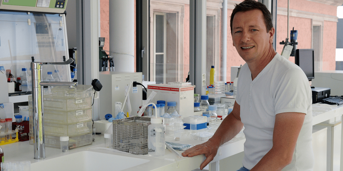 Le chercheur strasbourgeois Philippe Lavalle, dans son laboratoire de l'Inserm.