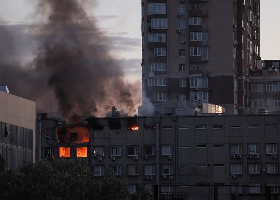 De la fumee s'eleve d'un batiment apres une frappe de drone russe a kyiv, en ukraine