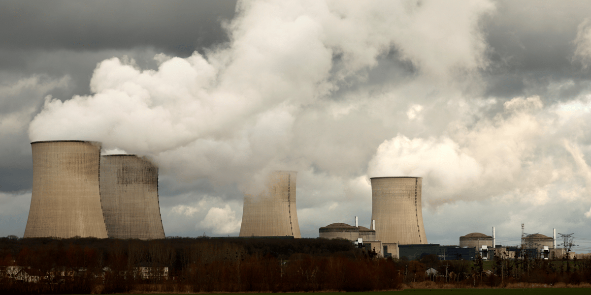 Tours de refroidissement et reacteurs de la centrale nucleaire d'electricite de france a cattenom