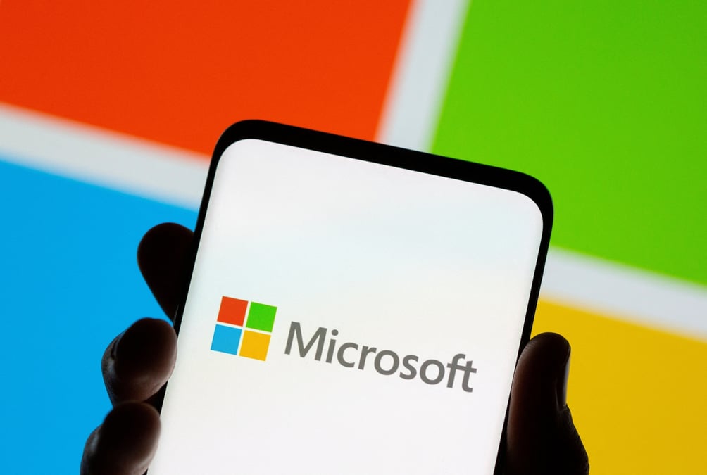 Un smartphone presentant le logo de microsoft