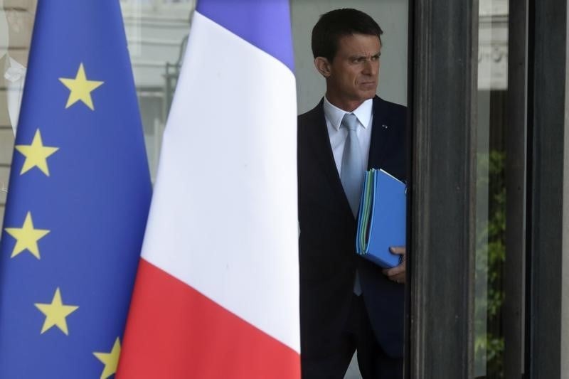 Manuel valls juge suffisant le traite de schengen