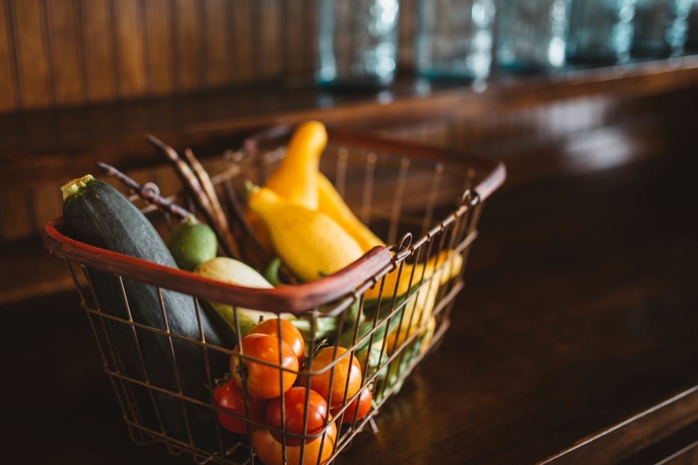 Légumes frais dans un caddy, livraison de nourriture, fruits et légumes