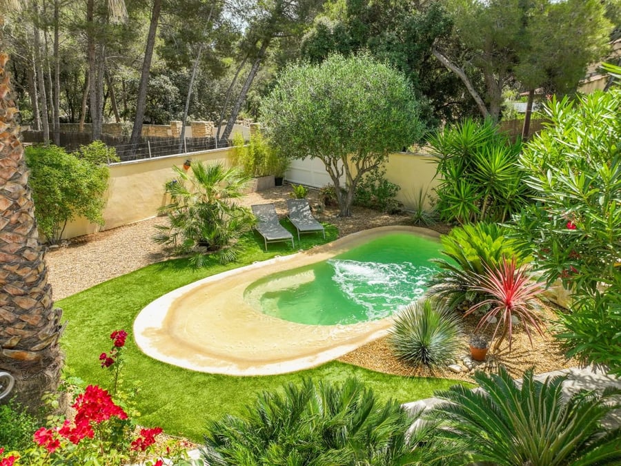 Un havre de détente en format compact : cette piscine lagon Diffazur de 12 m², ornée d’un revêtement Crystalroc® Sable pailleté, allie élégance et fonctionnalité. La plage semi-immergée invite à la relaxation tandis que l’espace balnéo avec ses jets offre un moment de bien-être absolu.