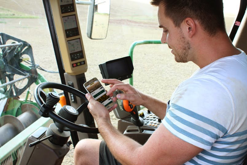 Un agriculteur, Émeric, utilise Perfarmer depuis son tracteur