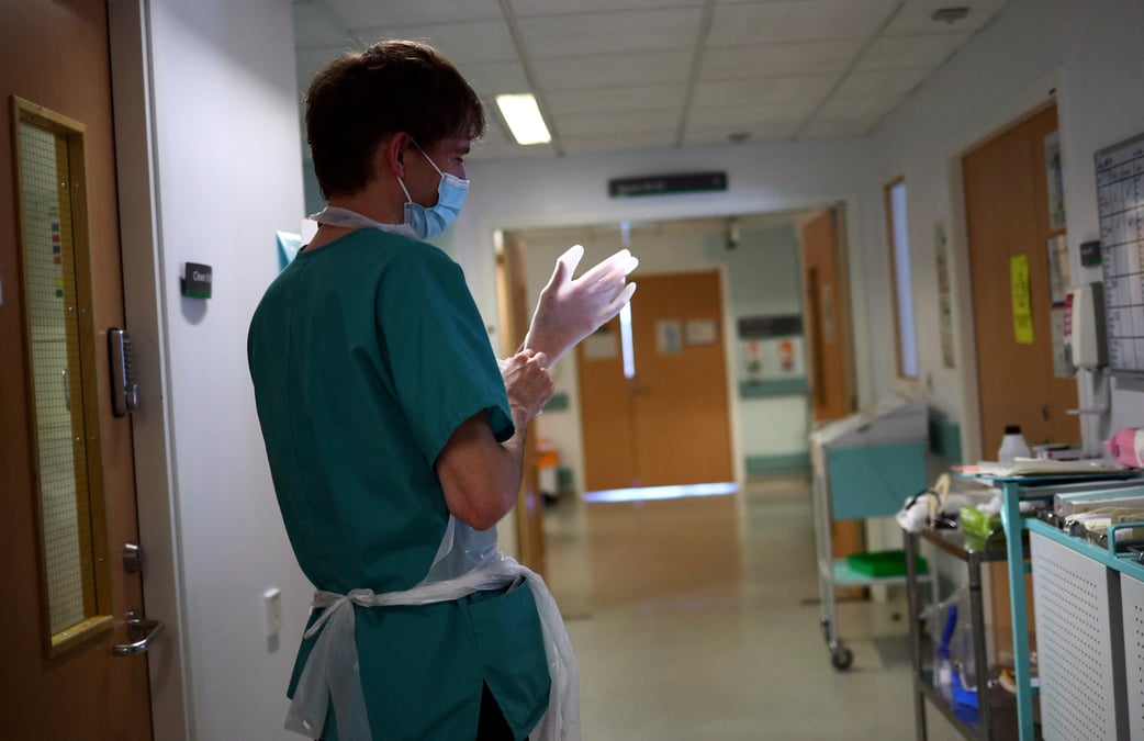 Coronavirus: londres appelle l'armee pour soutenir les hopitaux face au covid-19