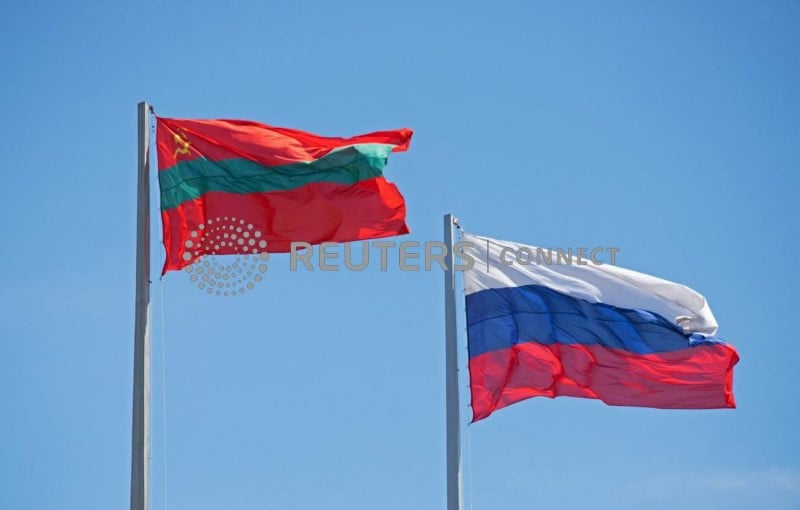 Les drapeaux de russie et transnistrie a triaspol, en moldavie