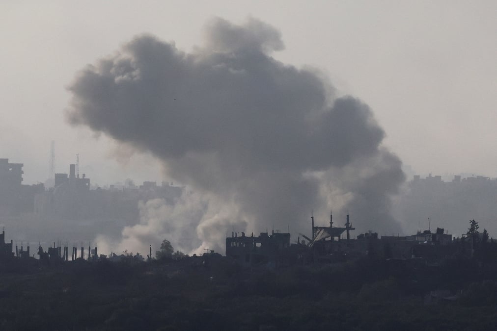De la fumee s'eleve dans le nord de la bande de gaza a la suite d'une frappe aerienne israelienne