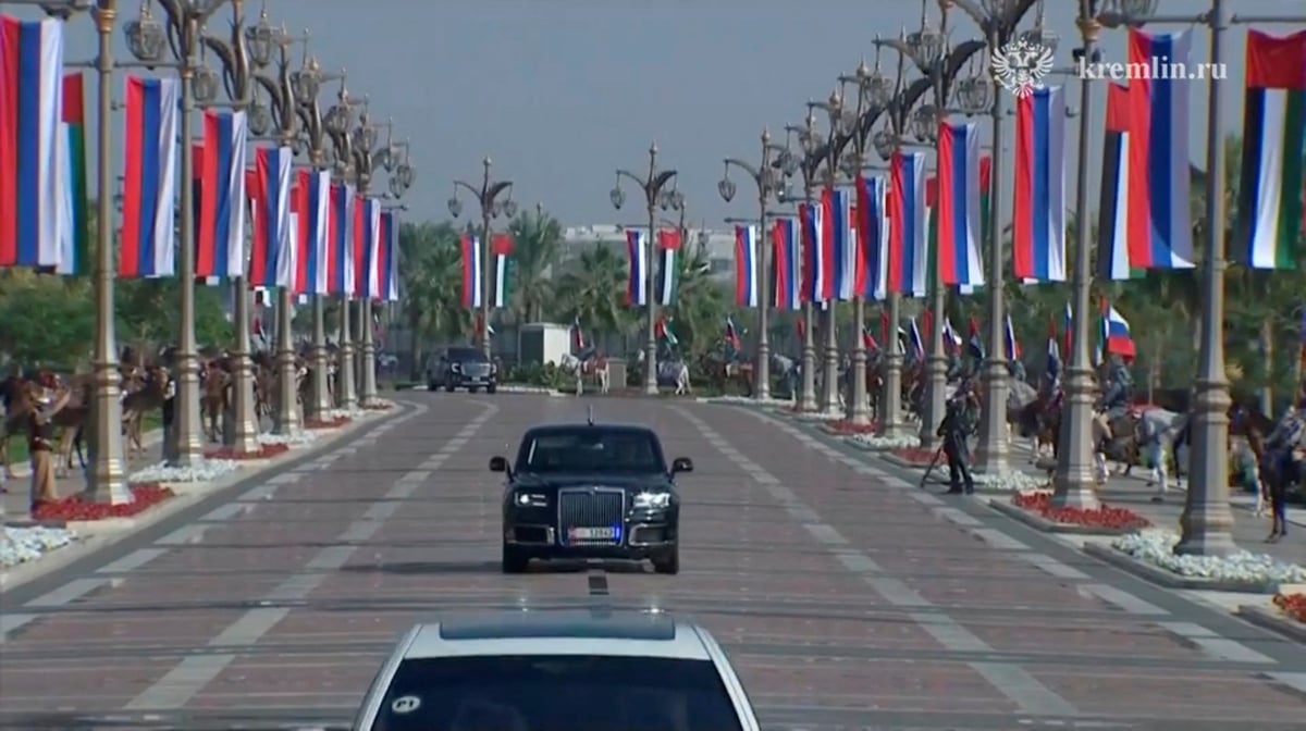 Une limousine transportant le president russe vladimir poutine arrive a qasr al watan, a abu dhabi