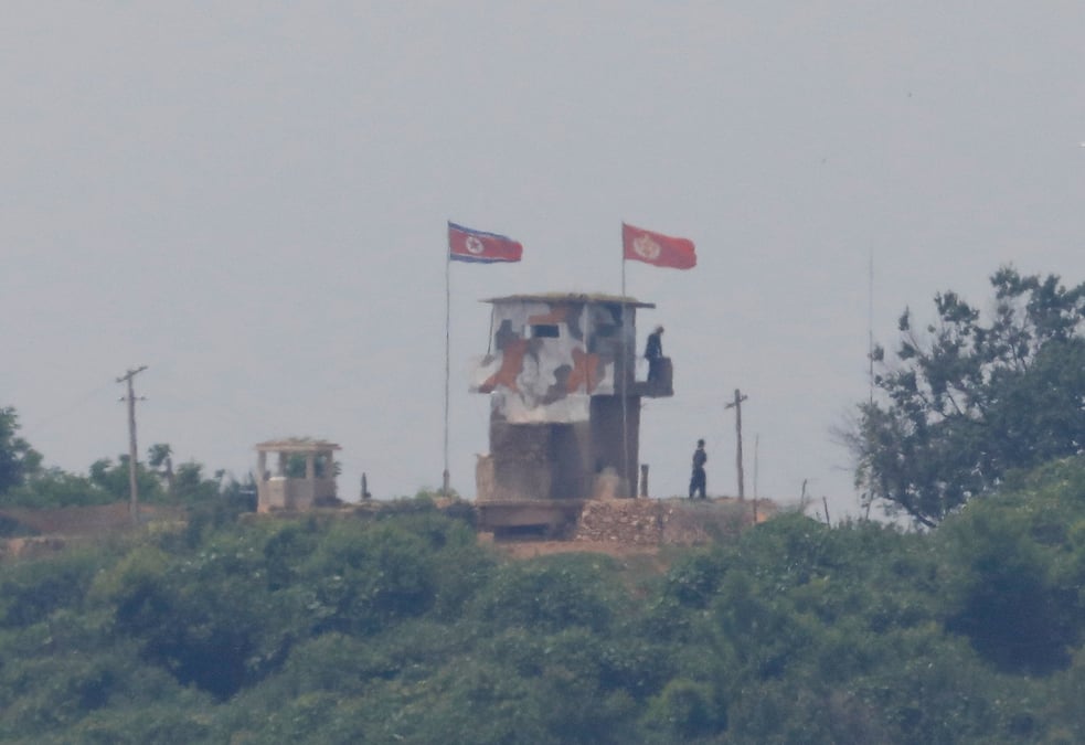 Photo prise depuis paju, en coree du sud, pres de la zone demilitarisee (dmz) separant les deux corees