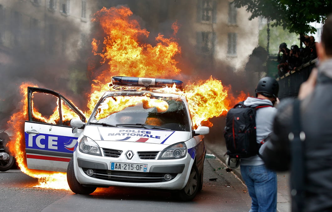 Remise en liberte de trois des quatre suspects pour la voiture de police brulee 