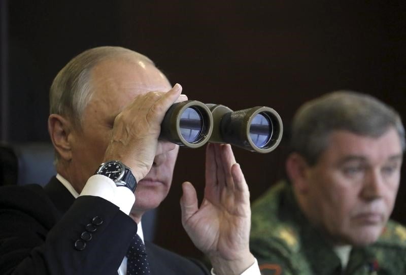 Poutine assiste a des manoeuvres militaires en russie