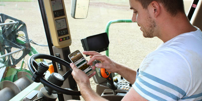 Un agriculteur, Émeric, utilise Perfarmer depuis son tracteur