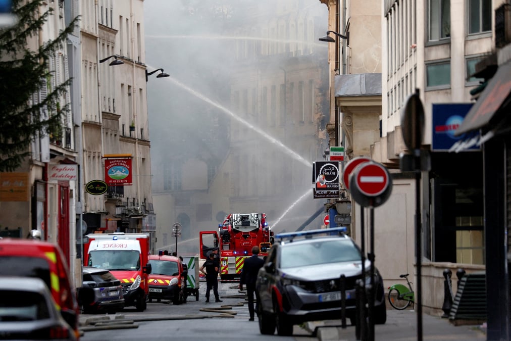 Des pompiers francais apres l'incendie de plusieurs batiments suite a une explosion de gaz dans le cinquieme arrondissement de paris