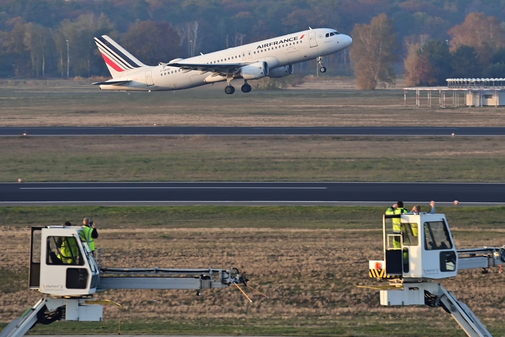 Photo d'archives d'un avion d'air france decollant de l'aeroport de berlin tegel