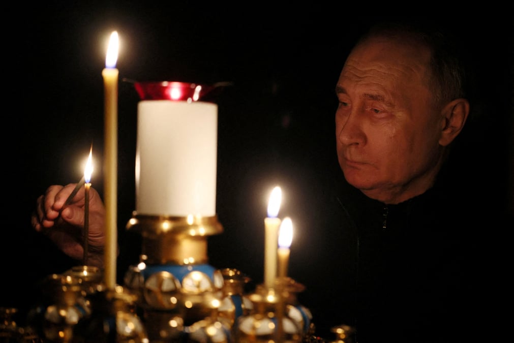 Le president russe poutine allume une bougie a la memoire des victimes de l'attentat contre le crocus city hall, dans la region de moscou