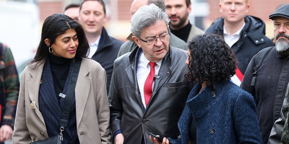 À Lille le 18 avril, le patron de LFI, au côté de la militante franco-palestinienne Rima Hassan, dénonce la censure dont son mouvement ferait l’objet.