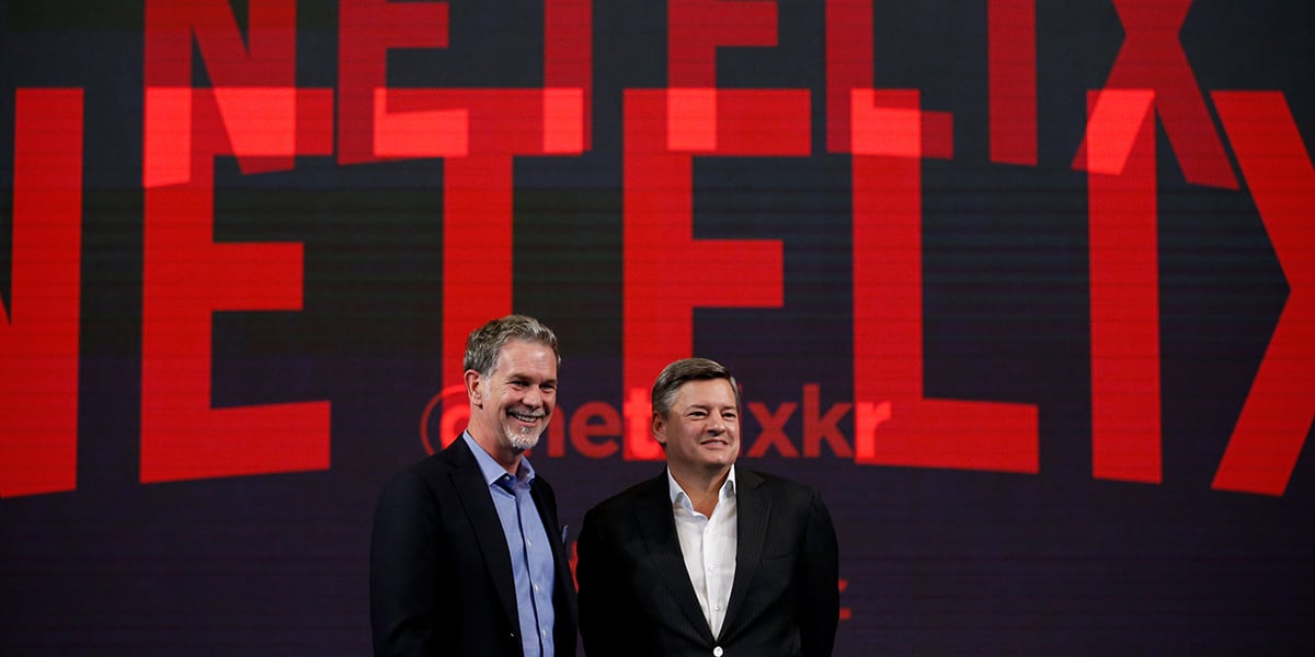 À gauche, Reed Hastings, cofondateur de Netflix, et Ted Sarandos, directeur
du contenu, en juin 2016.