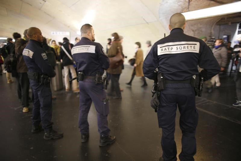 Les policiers municipaux, la securite de la sncf et de la ratp peuvent porter des pistolets