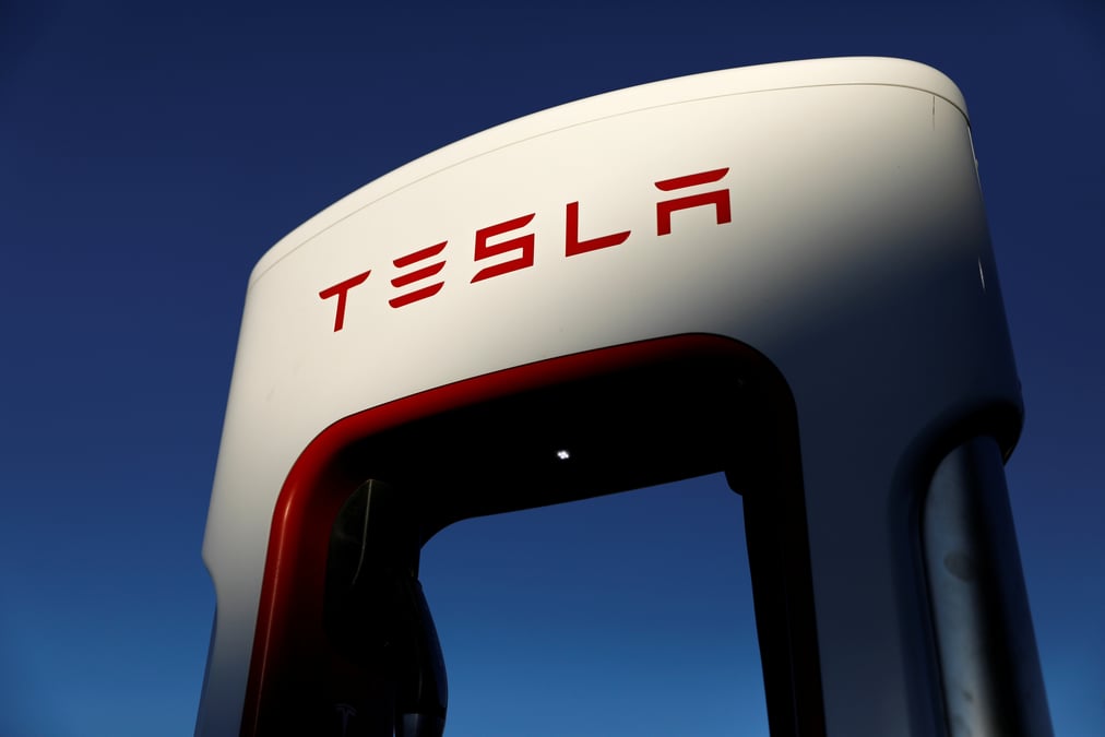 Tesla bat le consensus au 3e trimestre, le titre grimpe