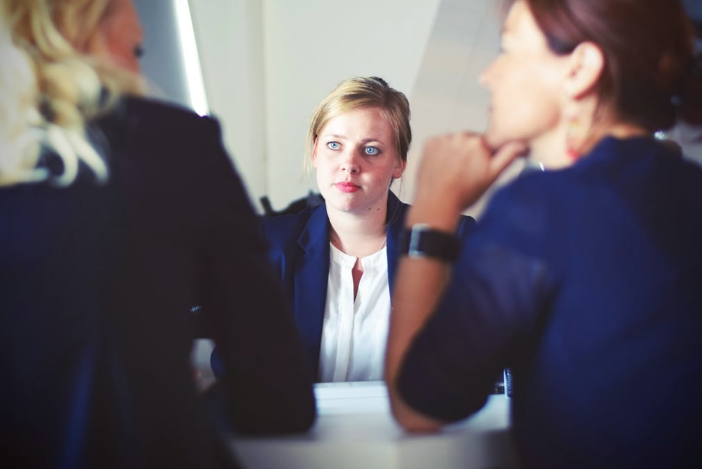 Offre de stage, réseau d'anciens élèves, aide financière... De nombreuses pistes existent pour aider les jeunes diplômés à trouver un emploi.