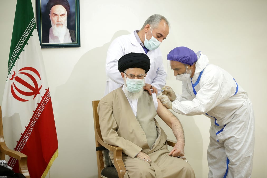 L'ayatollah khamenei vaccine avec le vaccin iranien coviran barakat