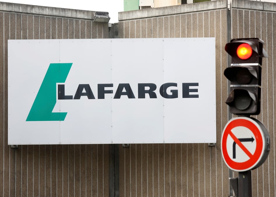 Le logo du cimentier lafarge sur son usine de bercy