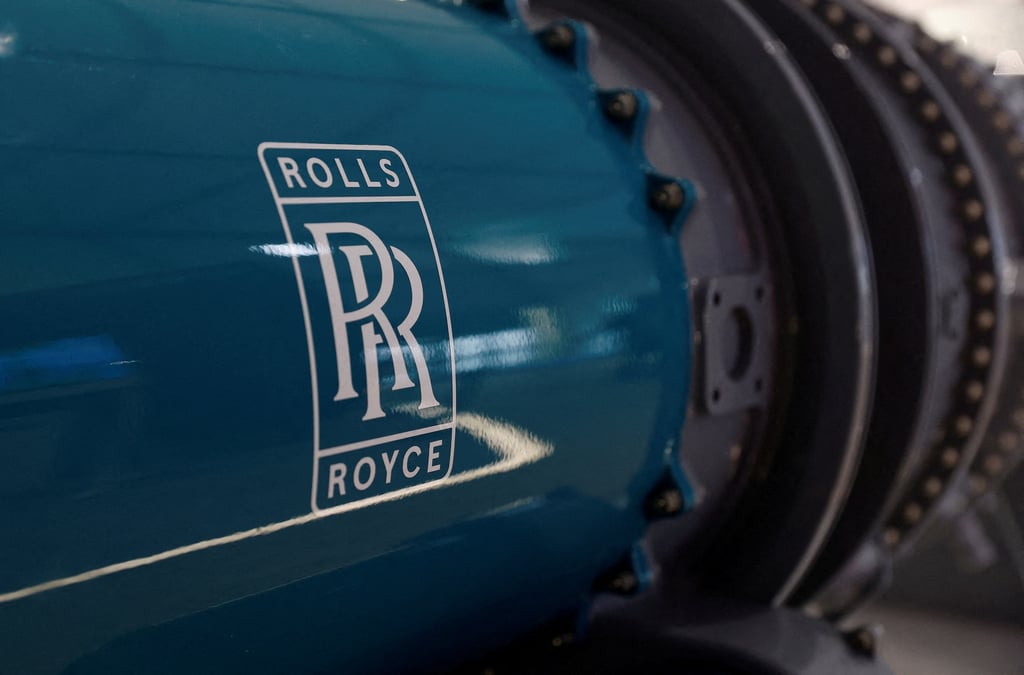 La signaletique de rolls royce est visible sur la maquette d'un moteur au salon international de l'aeronautique de farnborough, a farnborough