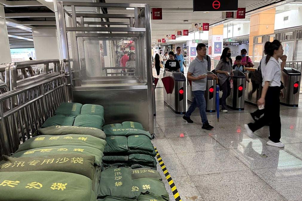 Une station de metro, a l'approche du super typhon saola, a shenzhen