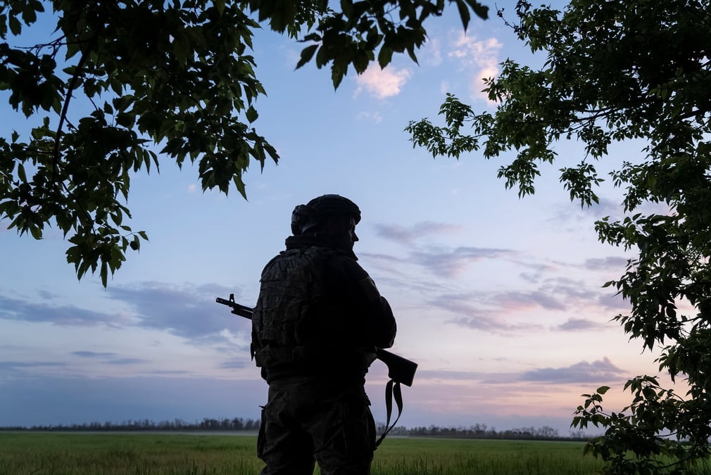 Un soldat ukrainien surveille une zone pres de la ville de vovchansk