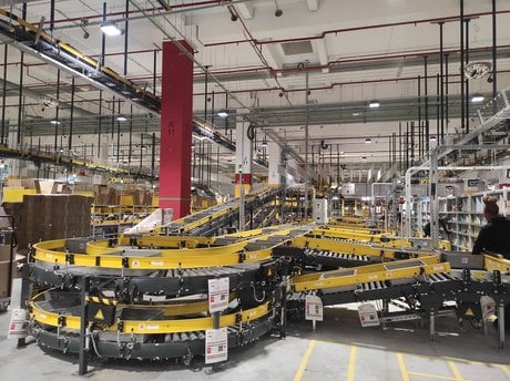 Amazon a ouvert les portes de son site de Bretigny-sur-Orge, entièrement robotisé, qui servira de modèle à celui qui ouvrira, en 2026, à Colombier-Saugnieu, à l'est de Lyon.
