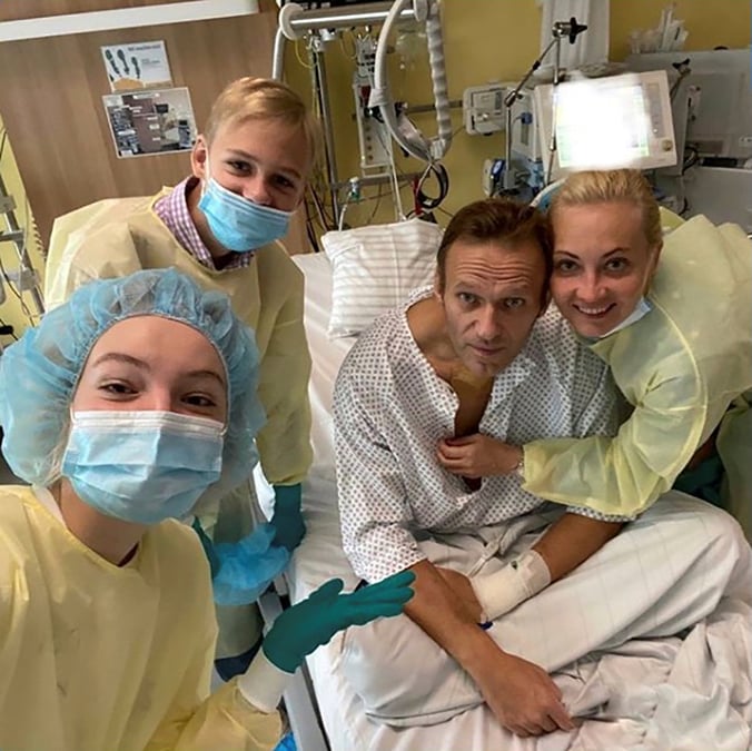 Navalny poste une photo de lui assis sur son lit d'hopital