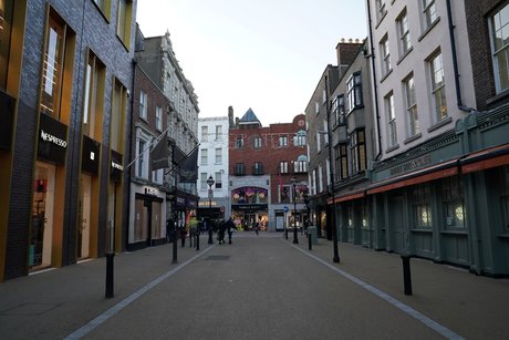 Coronavirus: l'irlande ferme pubs et restaurants face a une hausse des cas chez les personnes agees