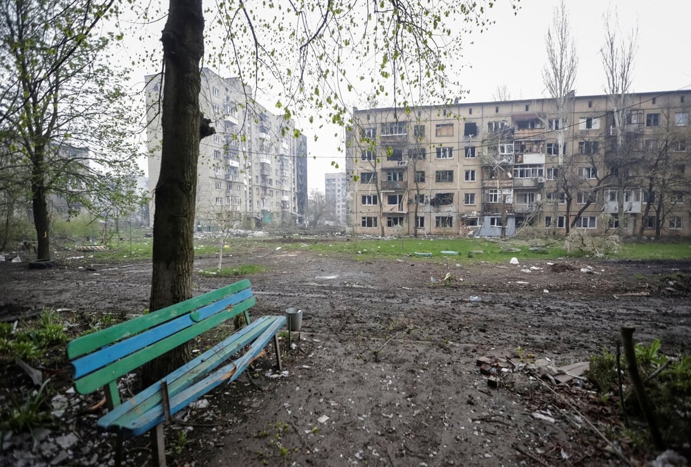 Une vue montre des batiments residentiels endommages par une frappe militaire russe dans la ville de premiere ligne de bakhmut