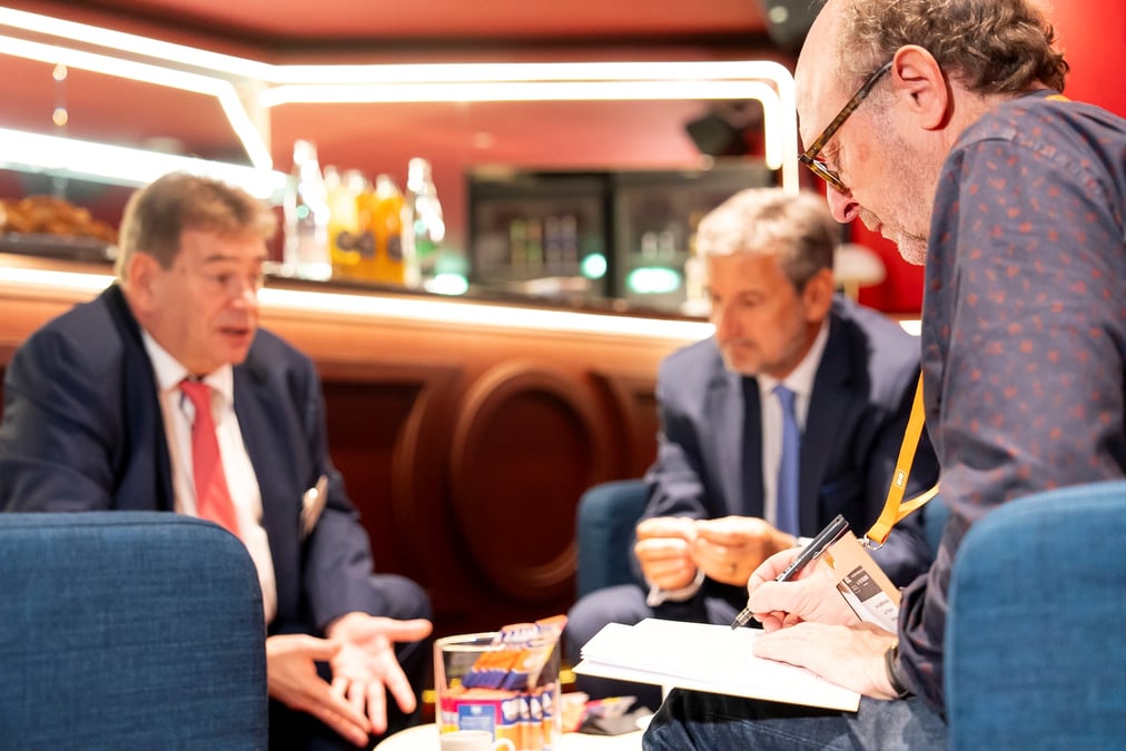 Philippe Laulanie, directeur général de CB, et Jean-Paul Mazoyer, président de CB,  "quand un consommateur paye avec une carte CB, c’est CB qui
opère ces paiements, qui les sécurise et qui conserve les données en France".