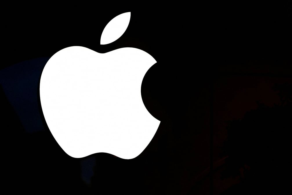 Photo d'archives: le logo d'apple dans un magasin d'apple a paris