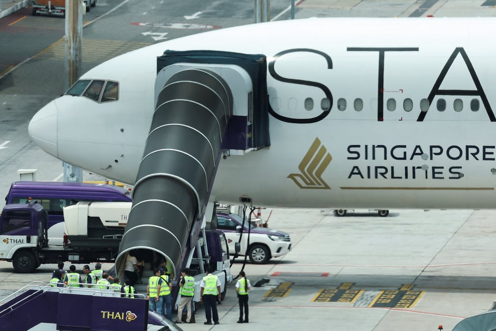 L'avion de singapore airlines, le vol sq321, stationne sur le tarmac apres un atterrissage d'urgence a l'aeroport de bangkok