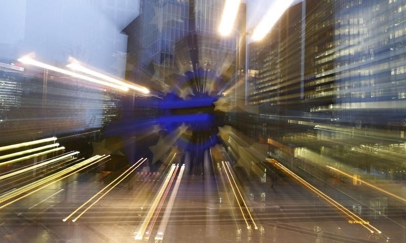 La BCE prête à ajuster sa politique si nécessaire, dit Coeuré