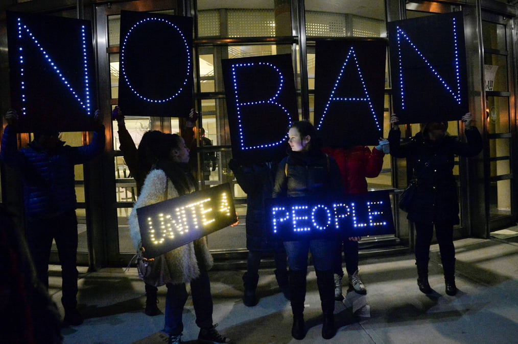Les americains divises par le decret anti-migrants de trump