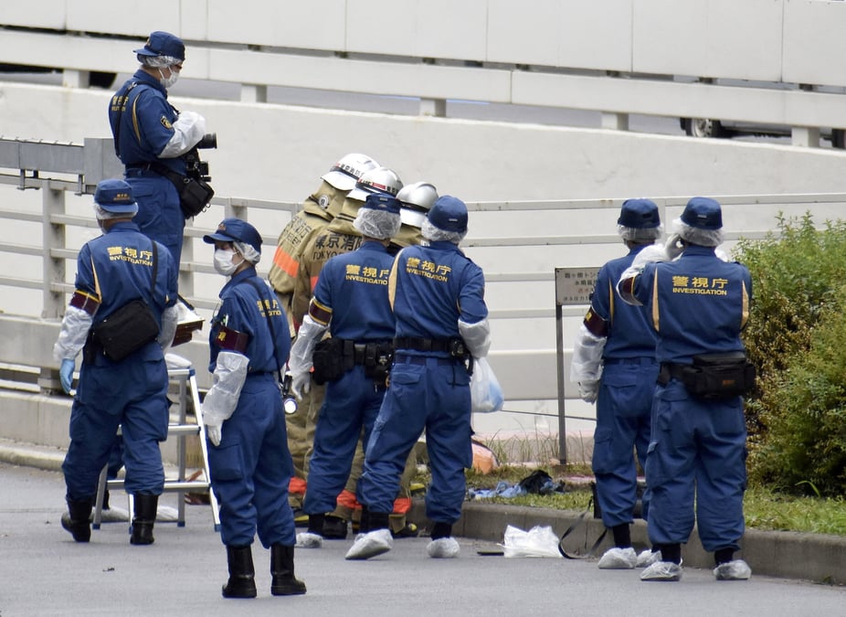 Des officiers de police enquetent sur le site ou un homme qui protestait contre les funerailles d'etat de l'ancien premier ministre japonais shinzo abe s'est immole par le feu