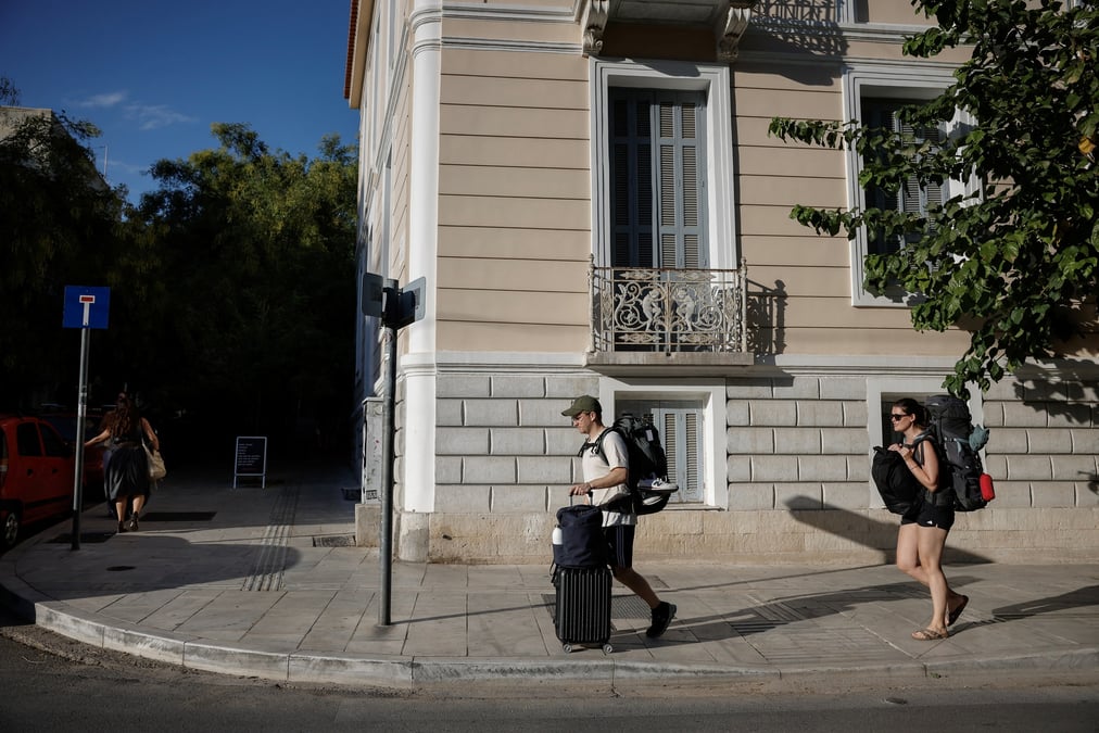 Des touristes dans le quartier de koukaki, a athenes
