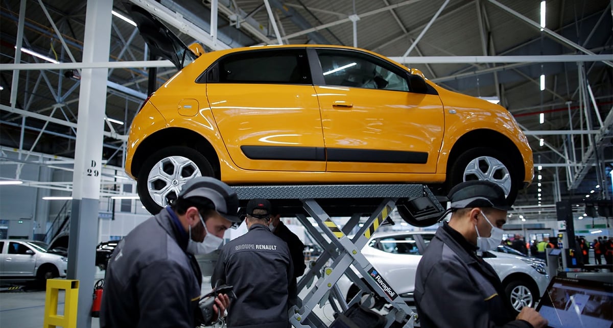 Une usine de véhicules d’occasion, à Flins, en France, le 30 novembre 2021. Renault Twingo E-Tech Electric Life.
