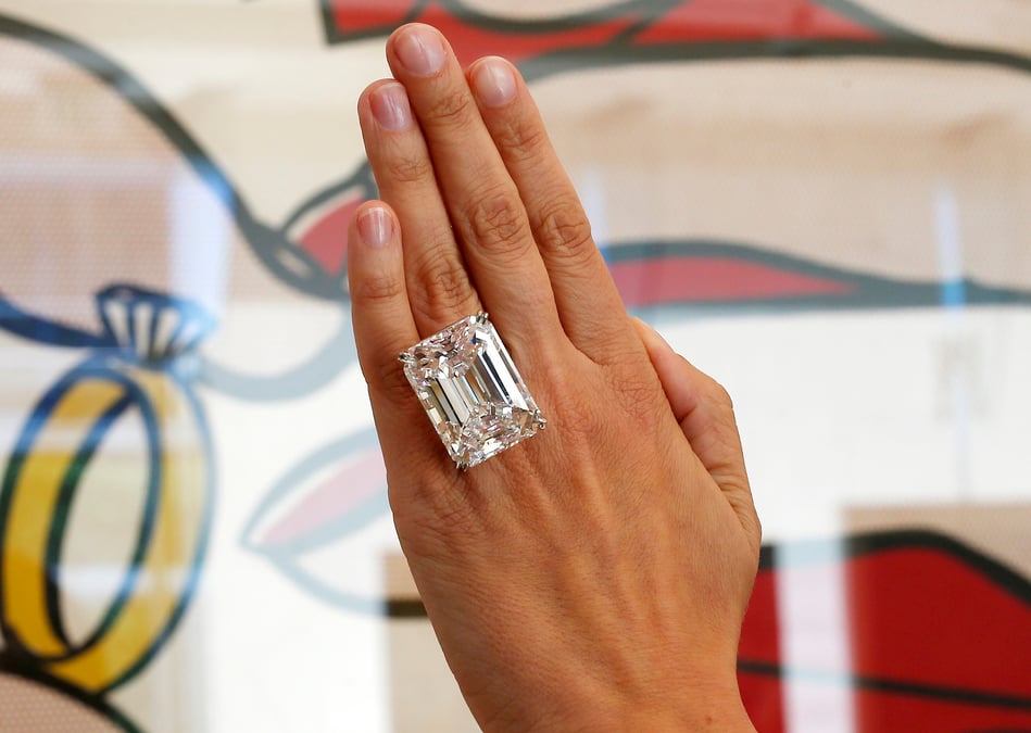 Un diamant parfait de 100 carats adjuge a 22,1 millions a new york