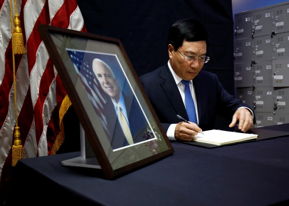 Le vietnam rend hommage a john mccain
