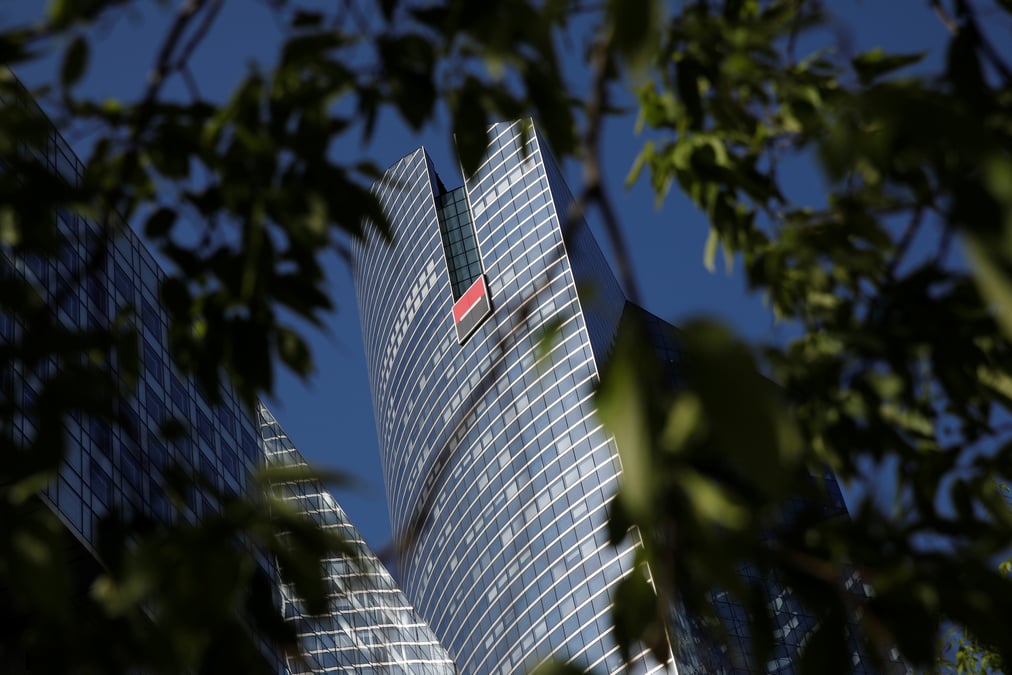 Socgen cherche a economiser 600 millions d'euros a son siege, rapporte bloomberg