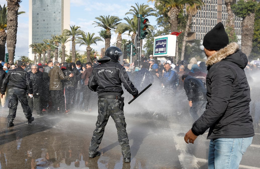 La police tunisienne disperse une manifestation a tunis