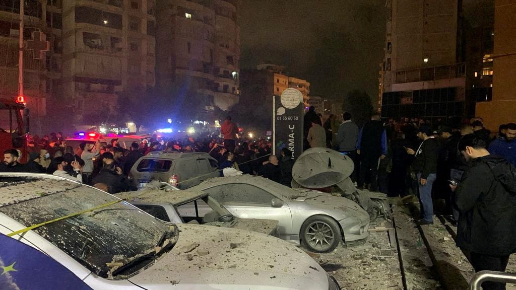 Photo des personnes rassemblees pres d'un site endommage apres une explosion dans une banlieue de beyrouth