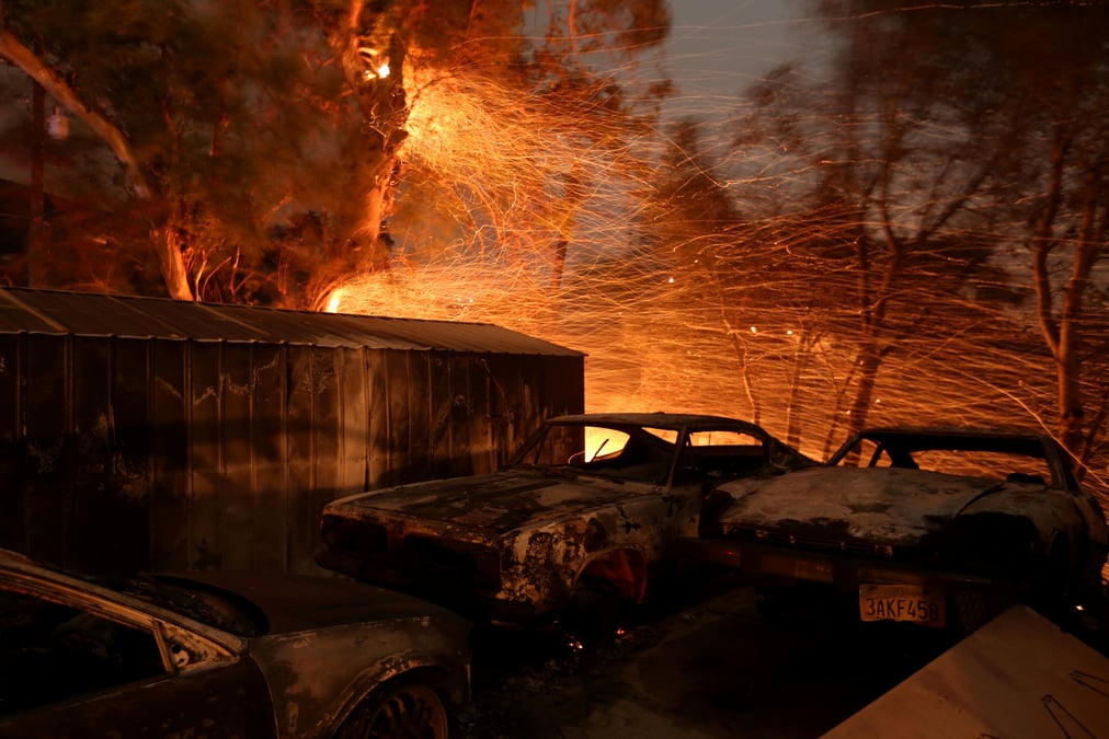 Californie: le vent plus calme, favorable au travail des pompiers